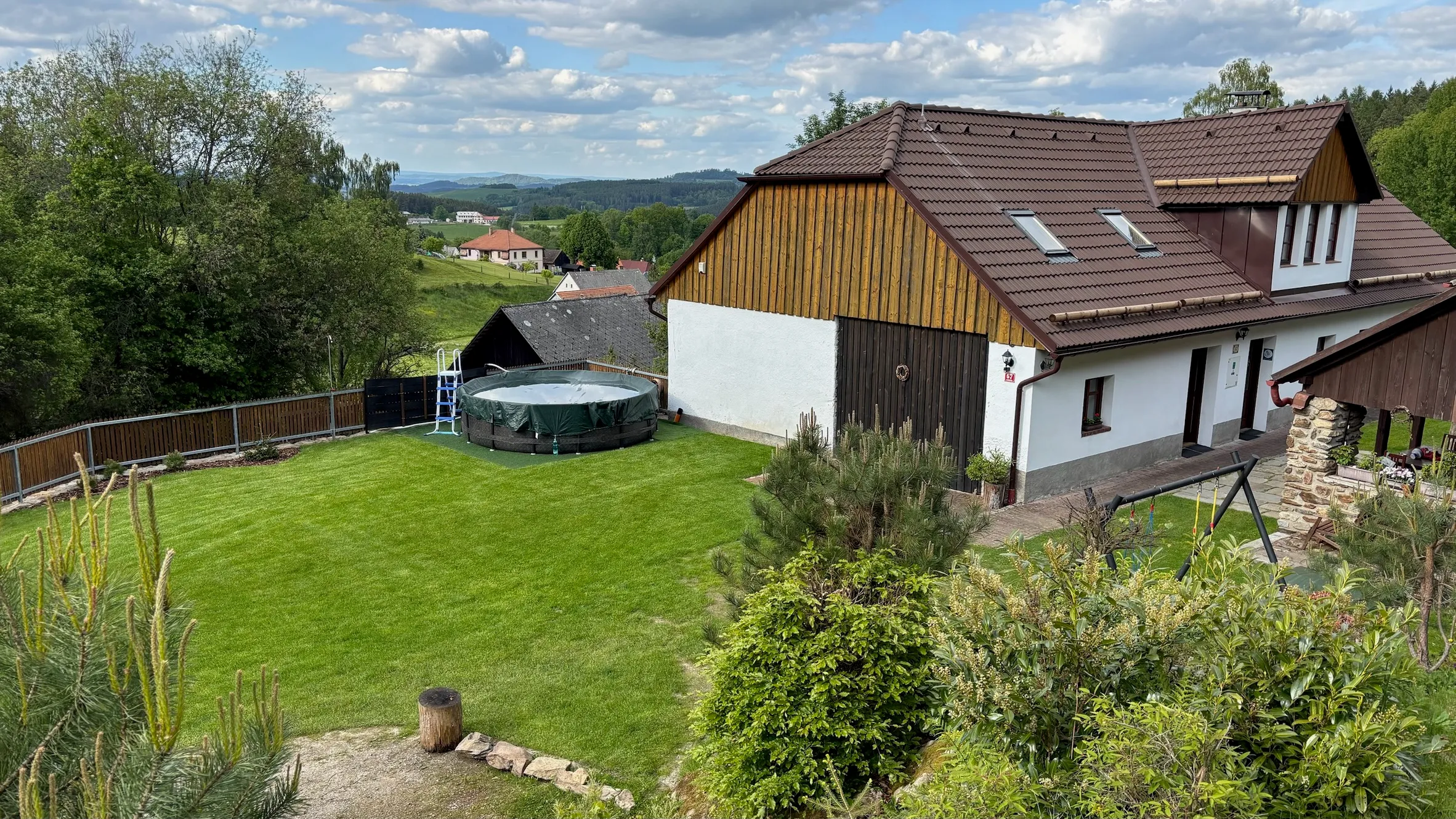 Letecký pohled na šumavskou chalupu Pazderna obklopenou loukami a lesy v Nezdicích na Šumavě