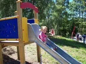 Dětské hřiště se skluzavkou v okolí chalupy Pazderna
