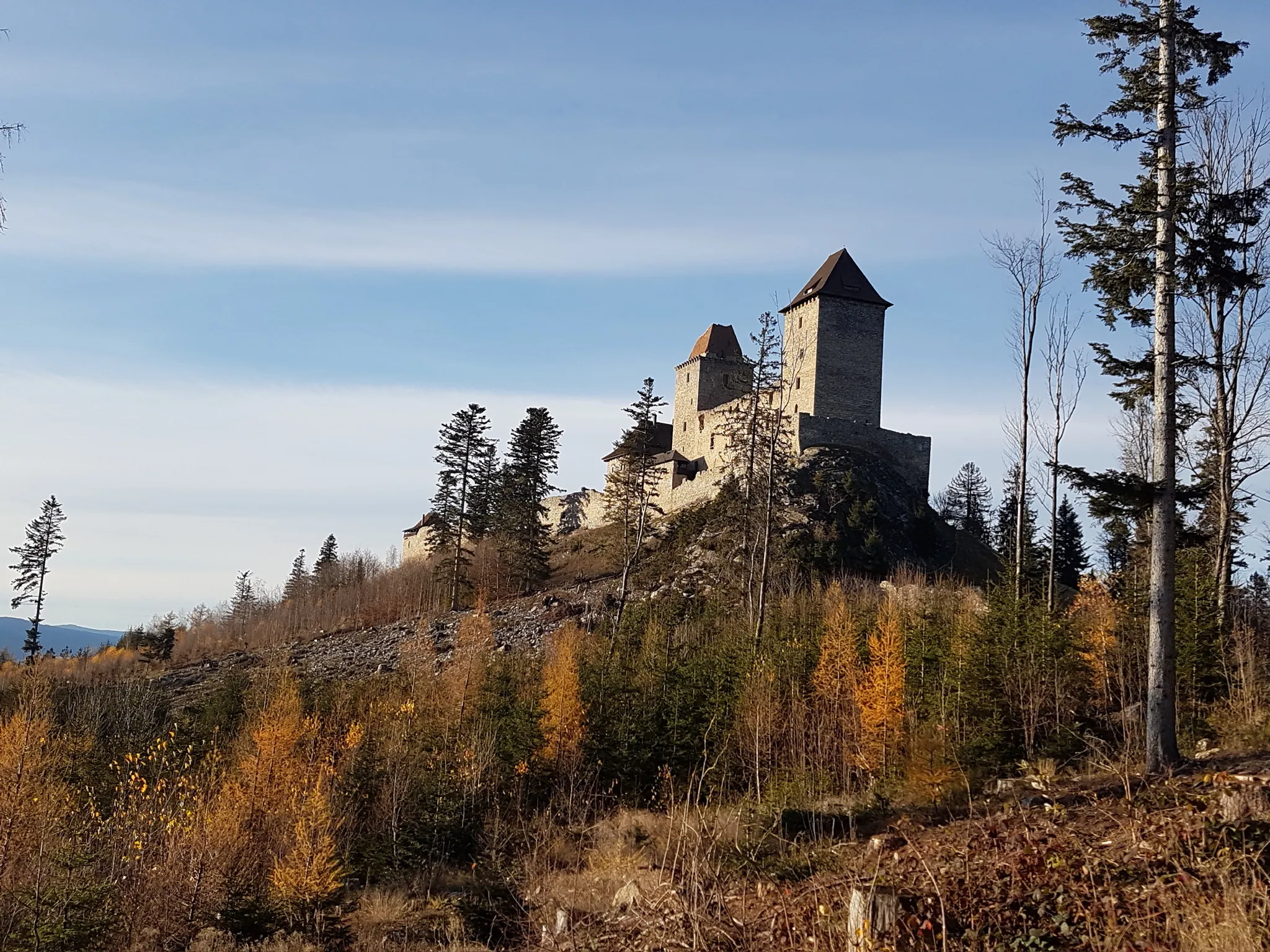 Hrad Kašperk na skále v podzimních barvách