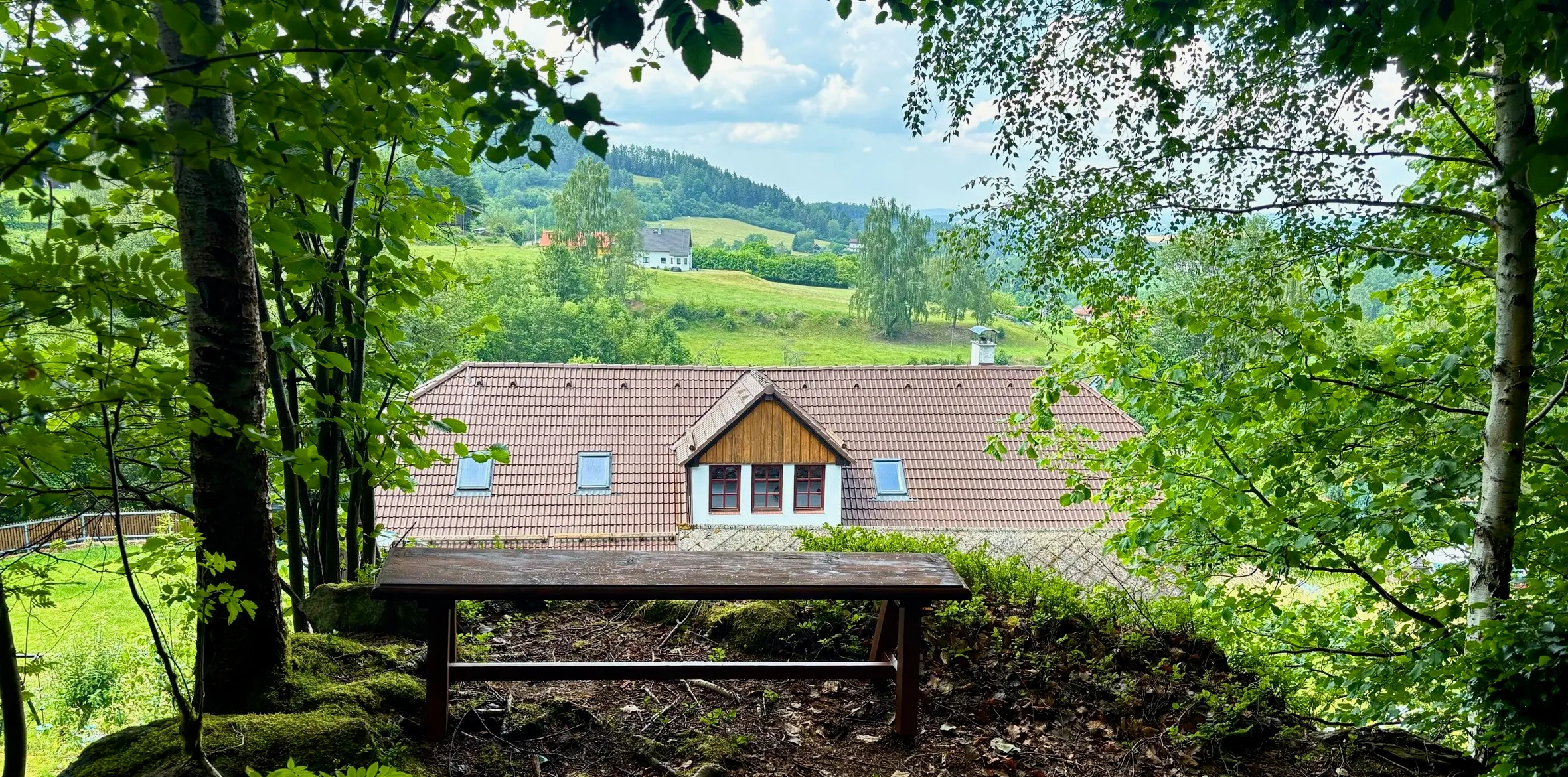 Lavička na vyhlídce nad chalupou Pazderna
