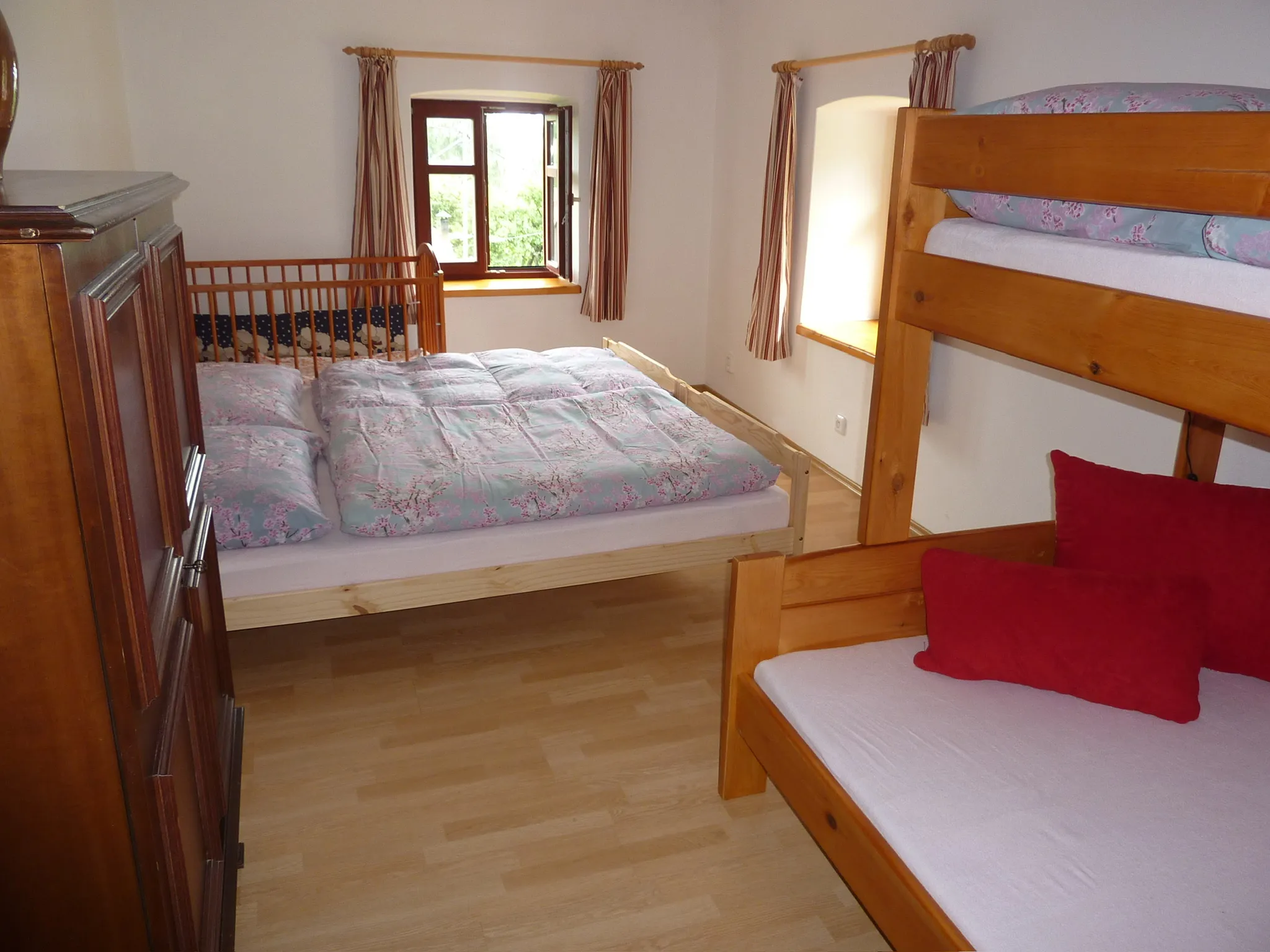 Ložnice 1 v přízemním apartmánu chalupy Pazderna