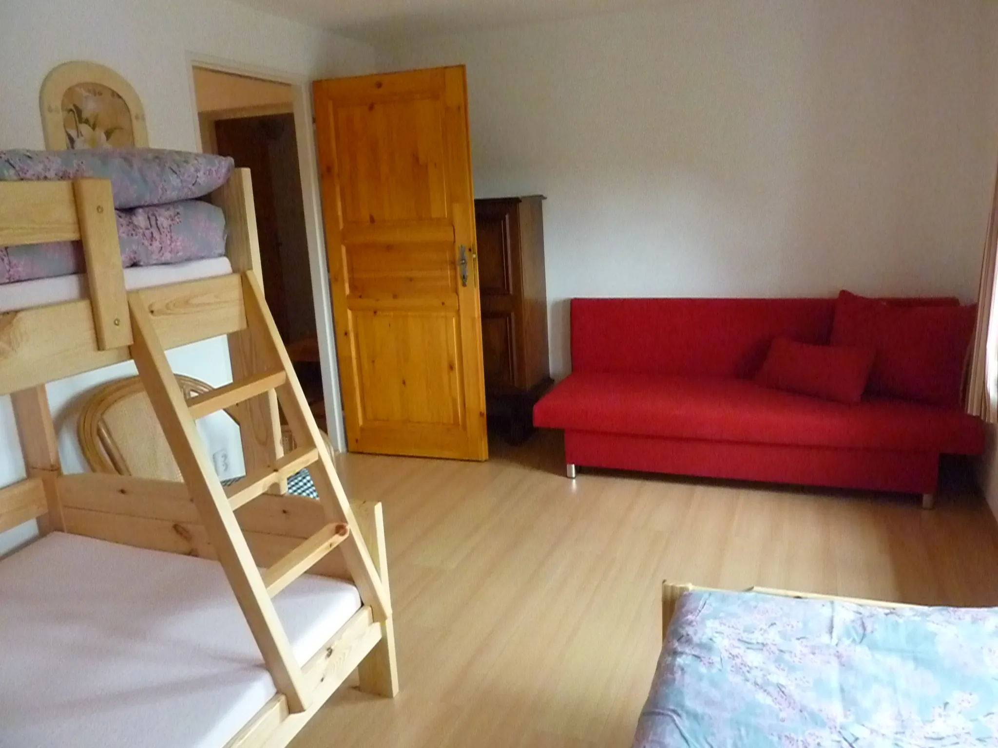 Ložnice 2 s rozkládací pohovkou v přízemním apartmánu chalupy Pazderna