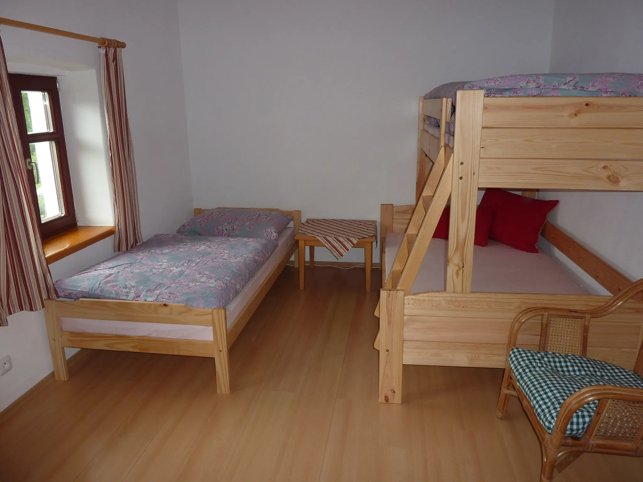 Ložnice 2 s postelemi v přízemním apartmánu chalupy Pazderna