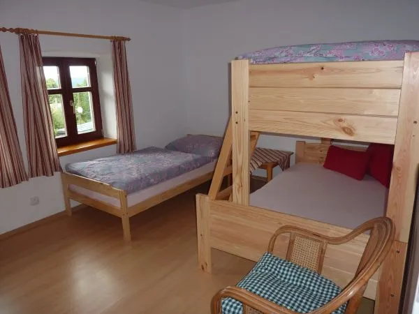 Ložnice v prvním patře chalupy Pazderna s pohledem od vchodu do pokoje