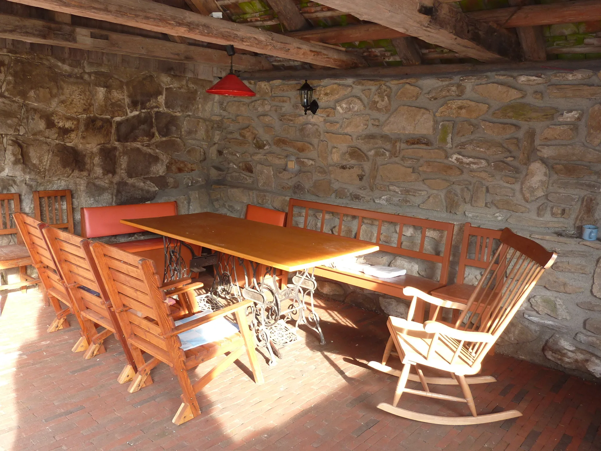 Krytá pergola se zahradním posezením u chalupy Pazderna