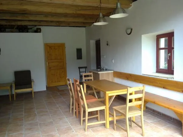 Posezení ve společenské stodole u chalupy Pazderna