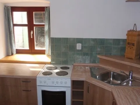 Kuchyňská linka v přízemním apartmánu chalupy Pazderna