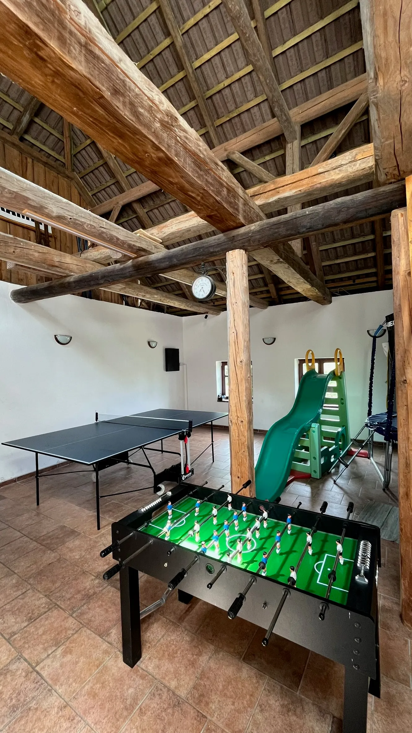 Stolní tenis ve společenské stodole chalupy Pazderna