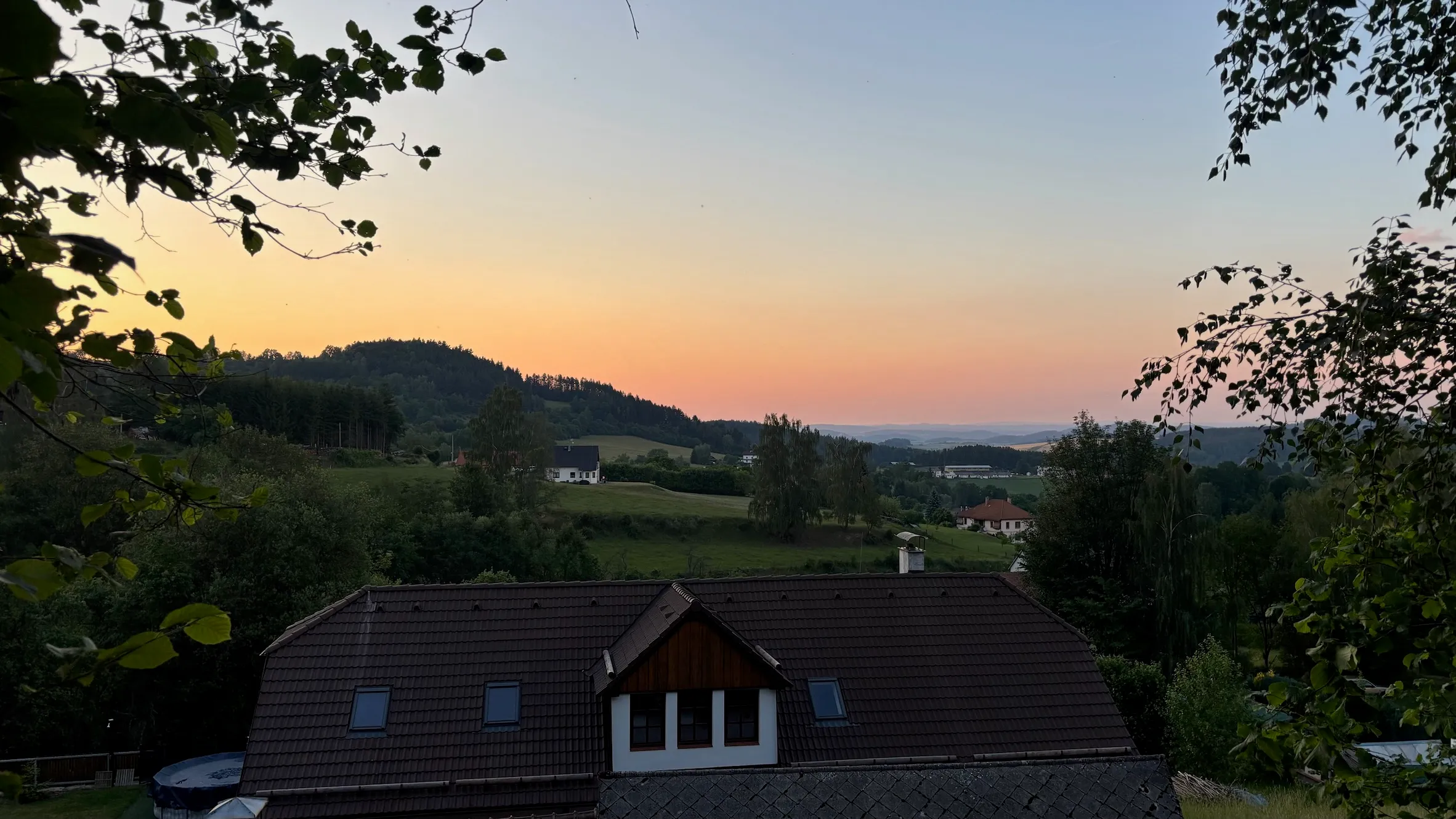 Večerní výhled z vyhlídky nad chalupou Pazderna na šumavské údolí